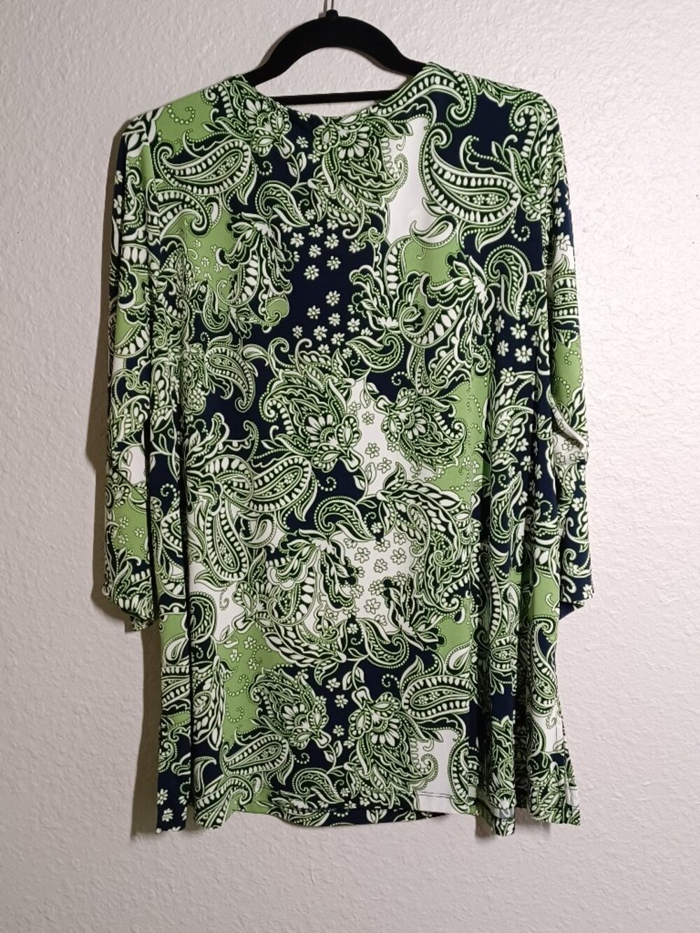 Susan Graver 1X Printed Liquid Knit 3/4 Sleeve Tunic Shirt w/Keyhole Trim Green - Picture 4 of 4